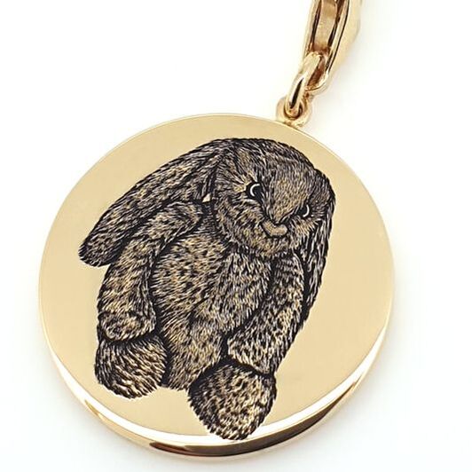 18ct yellow gold round pendant featuring a hand engraved jellycat bunny rabbit