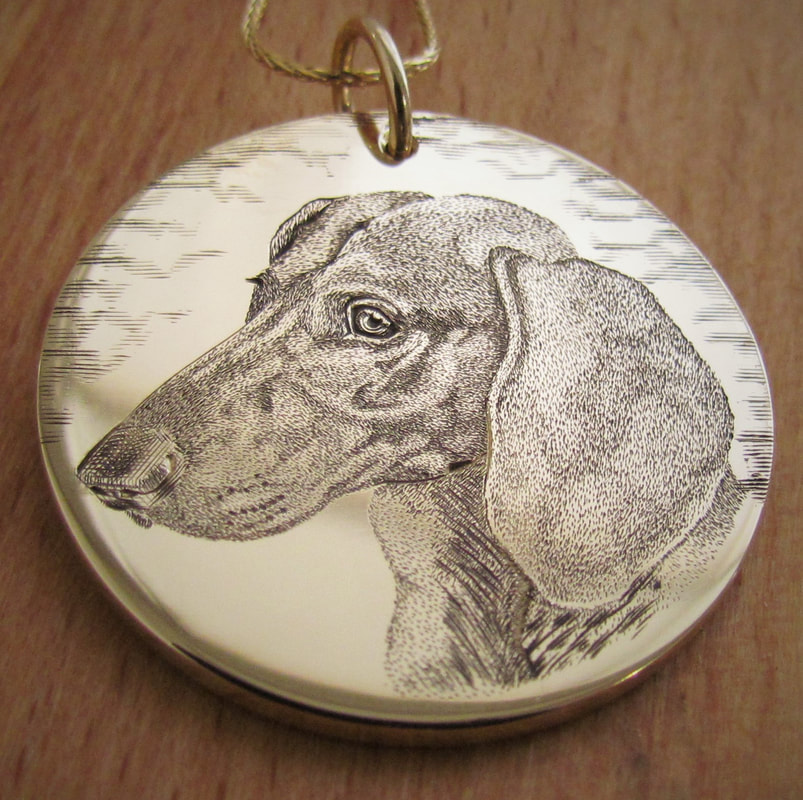 Hand engraved dog portrait on round yellow gold pendant - dachshund