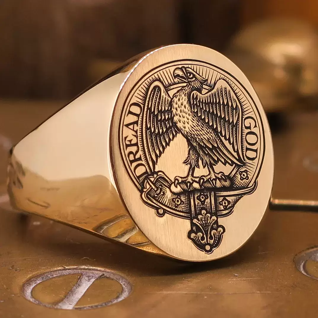 Surface engraved Clan Badge on a yellow gold signet ring - eagle with Dread God motto